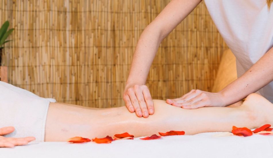 massage-concept-with-flowers-woman (1)